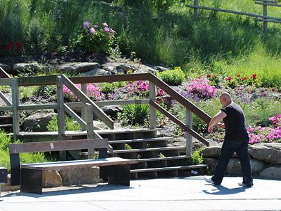 15. Planejando seu jardim: Os caminhos 5 Deixe as escadarias mais seguras com corrimões. Foto de Dave Bloggs