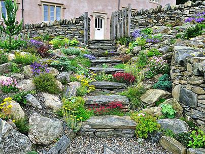 15. Planejando seu jardim: Os caminhos 3 A entrada da casa é um área de grande interesse para o paisagismo, que pode tornar sua casa convidativa e causar uma boa primeira impressão. Foto de Wildroof