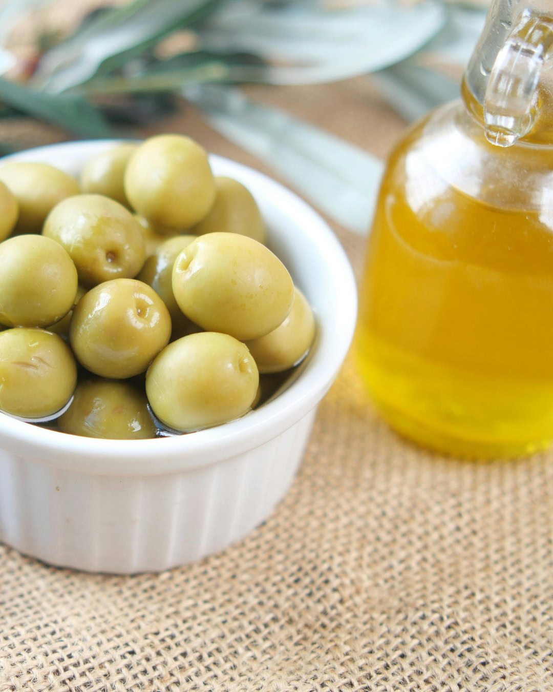 Aceitunas en conserva y aceite de oliva. Una riqueza que puedes plantar y cosechar en casa.