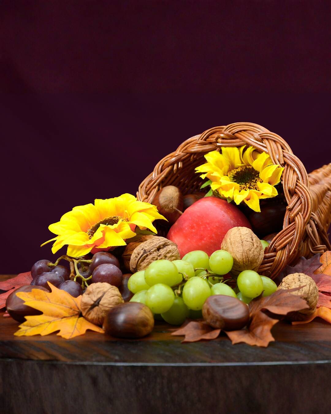 Flores para atrair boas energias em 2026 no Réveillon 4 Arranjo com girassóis, frutas e folhas secas.