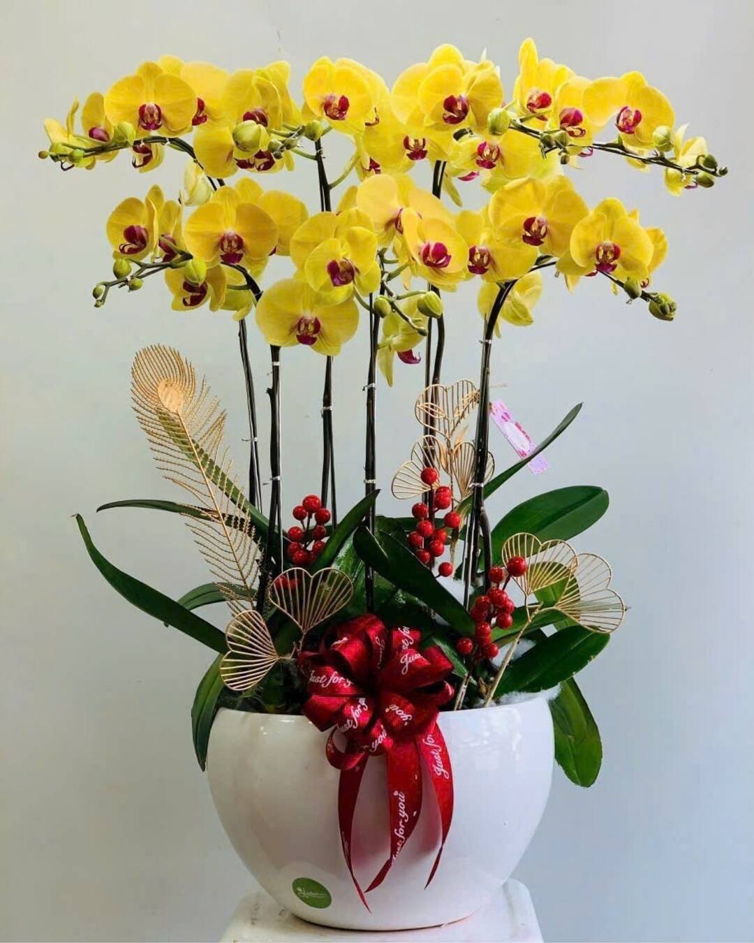 Flores para atrair boas energias em 2026 no Réveillon 8 Arranjo com orquídea amarela.