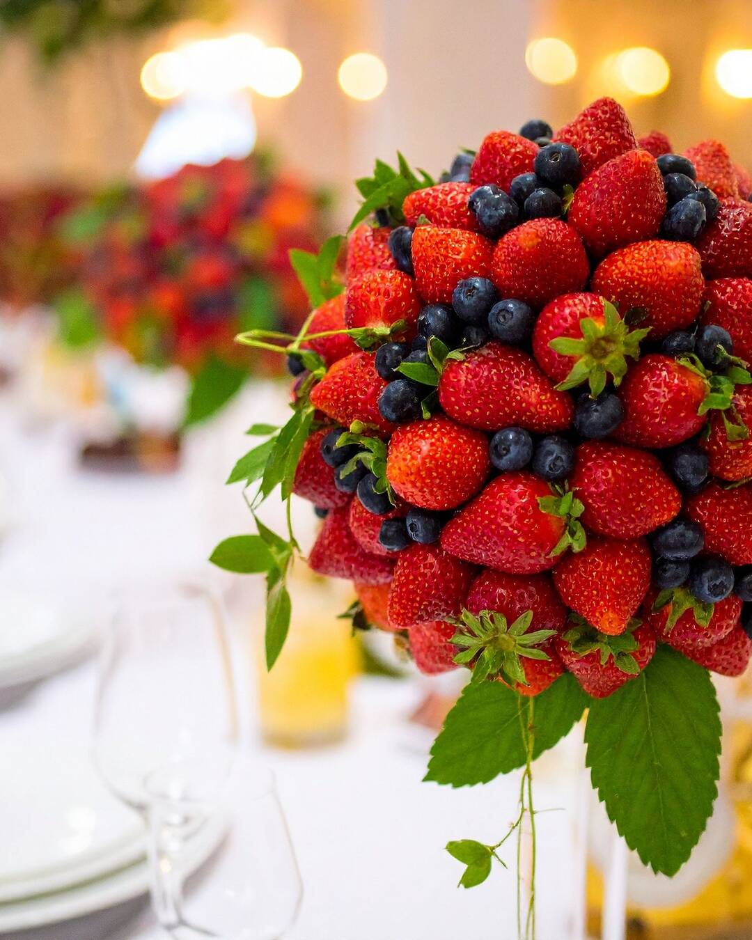 Flores para atrair boas energias em 2026 no Réveillon 3 Arranjos com frutas atraem abundância e prosperidade e são seguros para as crianças.